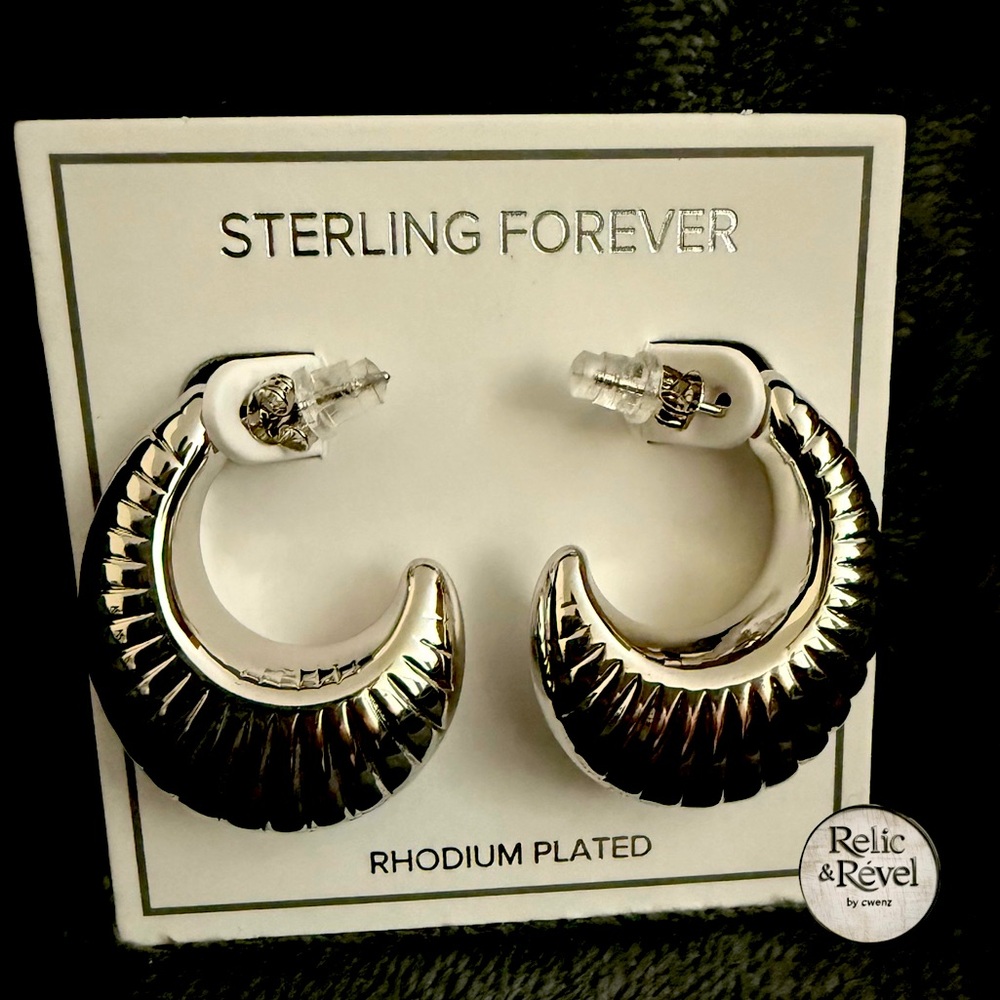 Sterling Forever Flora Ribbed Huggie Hoop Earrings - Silver ✨